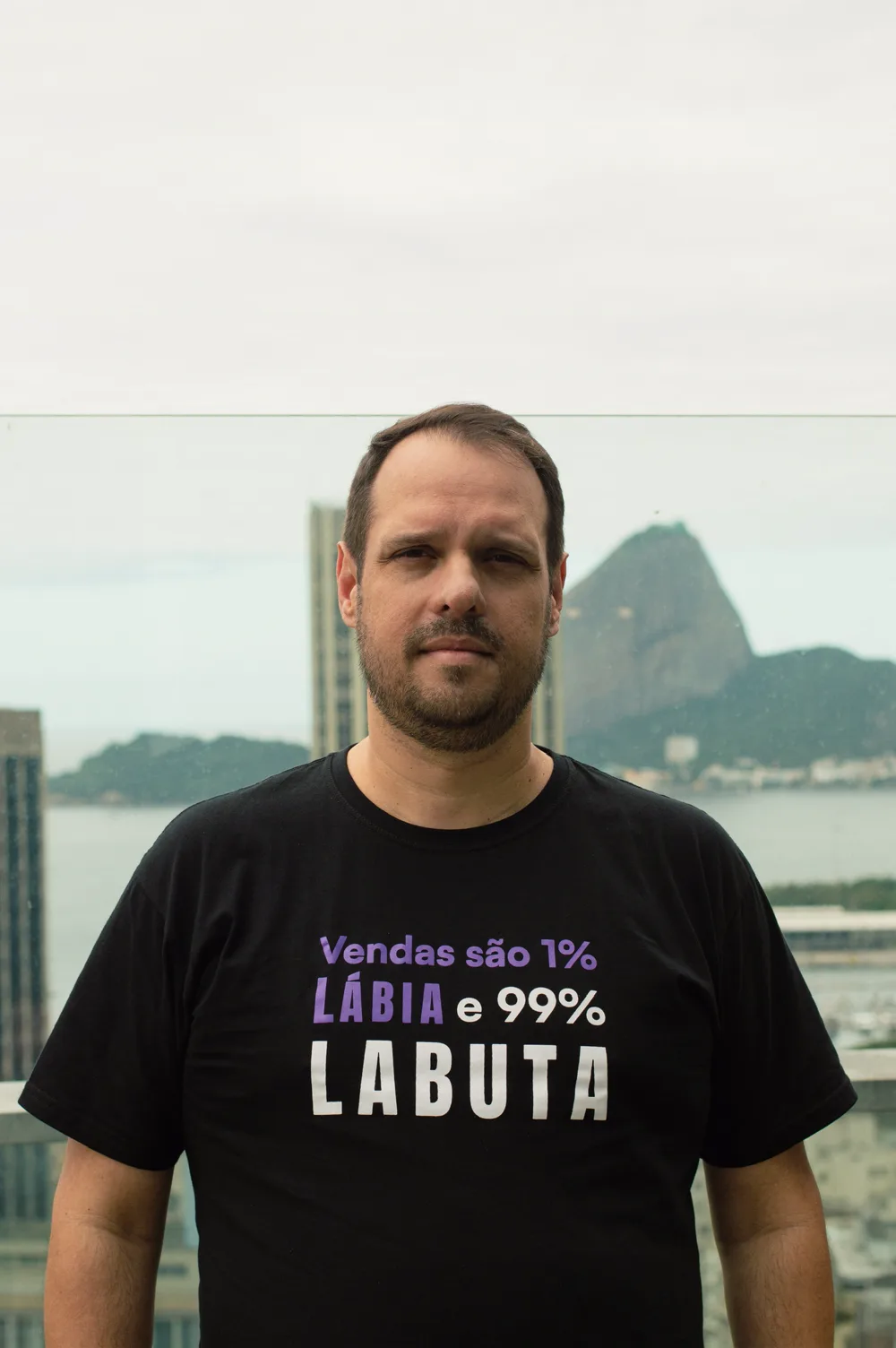Juliano Dias, fundador da Meetz, em foto de trabalho